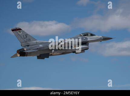 A Republic of Singapore Air Force F-16 Fighting Falcon from the 425th Fighter Squadron, Luke Air Force base, Arizona, decollerà per la missione Red Flag-Nellis 22-2 alla base dell'aeronautica militare di Nellis, Nevada, 9 marzo 2022. Gli esercizi a bandiera rossa forniscono agli equipaggi l'esperienza di molteplici e intense operazioni di combattimento aereo nella sicurezza di un ambiente di allenamento. Foto Stock