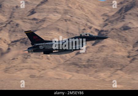 Un Falcon combattente F-16C assegnato allo Squadrone Aggressor 64th, decollerà per una missione Red Flag-Nellis 22-2, presso la base dell'aeronautica militare di Nellis, Nevada, il 9 marzo 2022. I piloti aggressori sono altamente qualificati nelle tattiche degli Stati Uniti e degli avversari. Forniscono realismo agli Stati Uniti e alle forze alleate durante gli esercizi di addestramento. Foto Stock