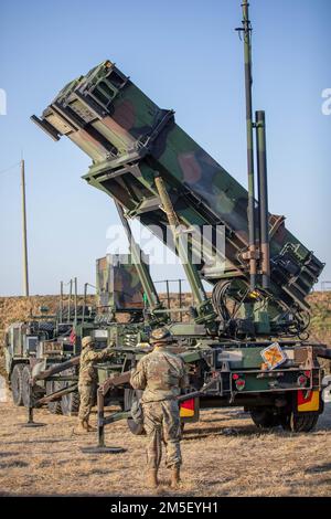 I soldati assegnati alla Brigata dell'artiglieria di difesa aerea 35th conducono un'esercitazione di preparazione dell'equipaggio durante l'addestramento recente nella Repubblica di Corea. (STATI UNITI Ottava Armata foto) Foto Stock