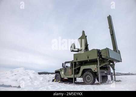 Un sistema di navigazione, integrazione e coordinamento del traffico aereo (ATNAVICS) viene messo in scena accanto al campo d'aviazione della stazione aerea di Bardufoss a sostegno dell'esercizio Cold Response 2022, Norvegia, 9 marzo 2022. L'ATNAVICS è un sistema radar universale montato su veicolo gommato ad alta mobilità USMC che fornisce sorveglianza aeroportuale, sorveglianza secondaria e radar di avvicinamento di precisione. Questo sistema consente agli Stati Uniti Marines of Marine Air Control Squadron 2, 2D Marine Aircraft Wing, per fornire una guida laterale e verticale ad un pilota di aeromobili per l'atterraggio, fino a quando la soglia di atterraggio è reac Foto Stock