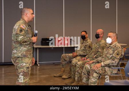 Luis E. Medina si rivolge al pubblico durante la sua cerimonia di promozione a Fort Buchanan, Porto Rico, 9 marzo 2022. La Guardia Nazionale dell'Esercito di Porto Rico richiede ufficiali capaci ed efficaci per guidare e istruire i nostri soldati nelle operazioni quotidiane. Foto Stock