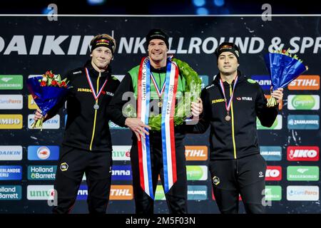 HERENVEEN - Merijn Scheperkamp, Hein Otterspeer e Kai Verbij durante la cerimonia della classificazione generale durante il secondo giorno della NK Sprint. ANP VINCENT JANNINK olanda fuori - belgio fuori Foto Stock