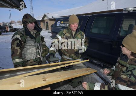 STATI UNITI Jeremy Wilson, della 128th Air Refueling Wing, del Capo Maestro Sgt. Jeremy Bethke, della 115 Fighter Wing, e Tech. SGT. Amanda Ptacek, dell'ingegnere civile Squadron del 179th, si preparano ad allestire apparecchiature di rilevamento chimico, biologico, radiologico e nucleare (CBRN) durante un esercizio di addestramento presso il North Dakota Air National Guard Regional Training Site, Fargo, North Dakota, 9 marzo 2022. Stanno partecipando a un corso di formazione CBRN per climi freddi per conoscere le sfide presentate durante la conduzione dell'emergenza Foto Stock