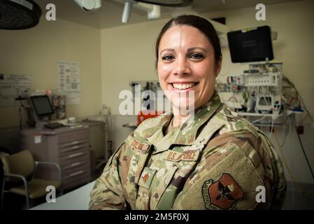 Christine DiLaura è un capo dell'elemento del reparto di emergenza al centro medico dell'esercito di Brooke, Fort Sam Houston, Texas. Originaria di Rochester, New York, DiLaura è stata con il Team BAMC per due anni e mezzo e svolge un ruolo proattivo nella produttività dei pazienti, con conseguente riduzione dei soggiorni in pronto soccorso per i pazienti. È nota per la sua capacità di gestire situazioni volatili con la massima grazia e il sostegno militare. Foto Stock