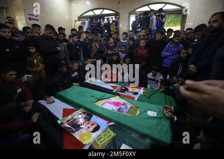 I lutto si radunano intorno alle bare di quattro migranti palestinesi morti in Tunisia, durante i loro funerali in una moschea di Rafah, nella città meridionale di Gaza. Palestina. Foto Stock
