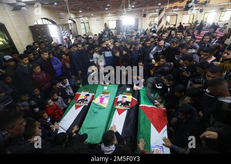 I lutto si radunano intorno alle bare di quattro migranti palestinesi morti in Tunisia, durante i loro funerali in una moschea di Rafah, nella città meridionale di Gaza. Palestina. Foto Stock