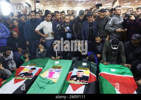 I lutto si radunano intorno alle bare di quattro migranti palestinesi morti in Tunisia, durante i loro funerali in una moschea di Rafah, nella città meridionale di Gaza. Palestina. Foto Stock