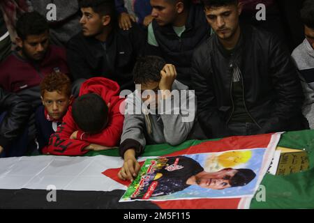 I lutto si radunano intorno alle bare di quattro migranti palestinesi morti in Tunisia, durante i loro funerali in una moschea di Rafah, nella città meridionale di Gaza. Palestina. Foto Stock