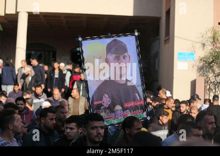 I lutto si radunano intorno alle bare di quattro migranti palestinesi morti in Tunisia, durante i loro funerali in una moschea di Rafah, nella città meridionale di Gaza. Palestina. Foto Stock