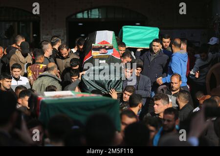 I lutto si radunano intorno alle bare di quattro migranti palestinesi morti in Tunisia, durante i loro funerali in una moschea di Rafah, nella città meridionale di Gaza. Palestina. Foto Stock