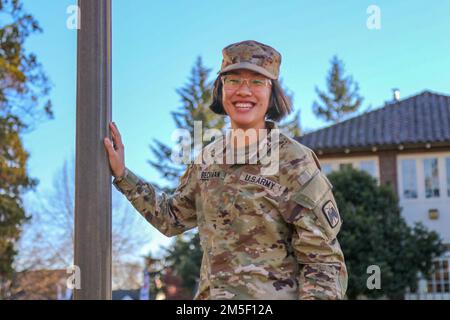 Annie Beckman è un ufficiale di segnale da Ann Arbor, Michigan., assegnato a Charlie Company, 46th Battaglione di supporto dell'aviazione, 16th Brigata dell'aviazione di combattimento alla base congiunta Lewis-McChord, Washington. 2nd Foto Stock