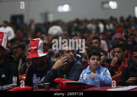 I lutto si radunano intorno alle bare di quattro migranti palestinesi morti in Tunisia, durante i loro funerali in una moschea di Rafah, nella città meridionale di Gaza. Palestina. Foto Stock