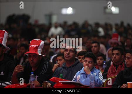 I lutto si radunano intorno alle bare di quattro migranti palestinesi morti in Tunisia, durante i loro funerali in una moschea di Rafah, nella città meridionale di Gaza. Palestina. Foto Stock