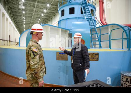 Geoff Van Epps, NWD Commander e Tim Roberts, Operation Project Manager (OPM) di McNary Dam all'interno di McNary Lock e Dam Powerhouse. Foto Stock