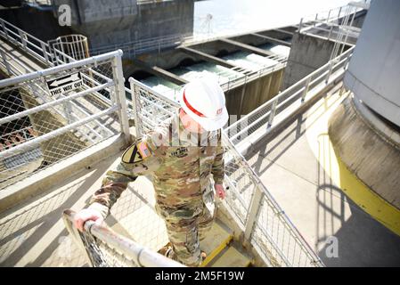 Il Colonnello Geoff Van Epps, NWD Commander visita McNary Lock e la diga. Foto Stock