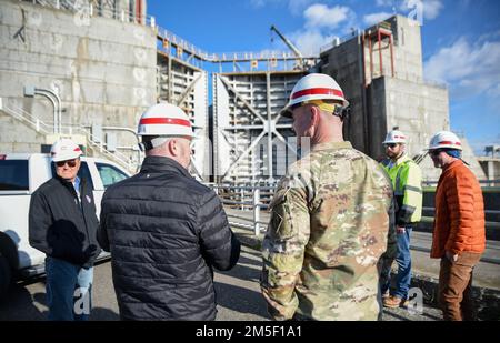 Tim Roberts, OPM di McNary Dam, si rifida del Col. Geoff Van Epps, comandante NWD di fronte a McNary Navigation Lock a Umatilla, Oregon. Foto Stock