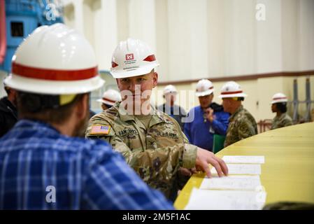 Geoff Van Epps, NWD Commander visita McNary Lock e Dam per incontrare il corpo degli ingegneri dell'esercito degli Stati Uniti, i dipendenti del distretto di Walla Walla e conoscere le sfide, le opportunità e i risultati del progetto. Foto Stock