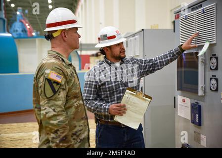 Daniel Kranz, ingegnere elettrico, mostra il col. Van Epps, NWD Commander, i nuovi eccitatori digitali che hanno sostituito i vecchi eccitatori analogici (altri saranno sostituiti in futuro). I nuovi eccitatori digitali utilizzano la tecnologia moderna e sono dimensionati per accogliere il futuro dei generatori fino a 100MVA. Foto Stock