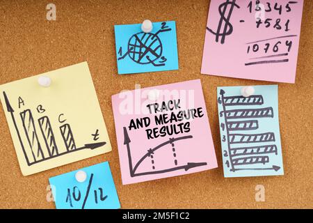 Concetto aziendale. Sul tabellone sono presenti adesivi con grafici e diagrammi e l'iscrizione - risultati della traccia e della misura Foto Stock