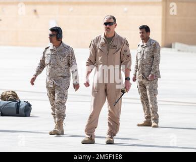 NEGLI STATI UNITI Air Force F-16 Fighting Falcon pilota assegnato al 120th Expeditionary Fighter Squadron aspetta gli Stati Uniti Air Force F-16 Fighting Falcons alla base aerea di King Faisal, Arabia Saudita, a sostegno dell'operazione Agile Spartan II 9 marzo 2022. OAS II è focalizzata sul test operativo e sulla valutazione delle competenze Agile Combat Employment sviluppate da Ninth Air Force (Air Forces Central), Individual Air Expeditionary Wings, servizi gemelli e le nostre nazioni partner attraverso molteplici eventi teatrali. Foto Stock