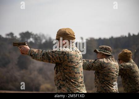 STATI UNITI Corpo marino Sgt. Dalton Faust (a sinistra) un tecnico di aiuto alla navigazione con Marine Air Control Squadron (MACS) 4, e Sgt. Jorge FariasValnuvinos un operatore di attrezzature pesanti con Marine Wing Support Squadron (MWSS) 171 pistole antincendio a terra Giappone Self-Defense Force Camp Nihonbara, Giappone, 9 marzo 2022. Marines e marinai con MWSS-171 e MACS-4 hanno partecipato all'esercitazione Tanuki Wrath 2022 per migliorare le loro abilità nella messa a punto di una base operativa di andata, un punto di armamento e rifornimento di combustibile di andata e condotto l'addestramento delle armi dal fuoco vivo. Foto Stock