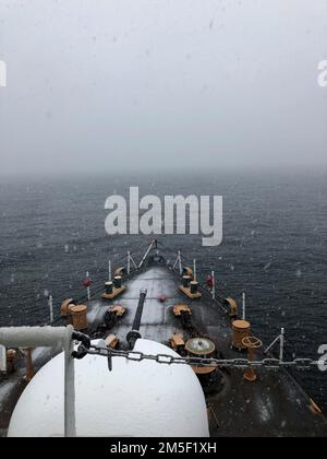 L'USCGC Tampa transita al largo della costa del Massachusetts, 9 marzo 2022. Durante tutta la pattuglia, l’equipaggio di Tampa ha condotto missioni di ricerca e salvataggio, forze dell’ordine e risorse marine viventi al largo della costa del New England. (Foto della Guardia Costiera di Lueutenant junior grado Justin Edwards) Foto Stock