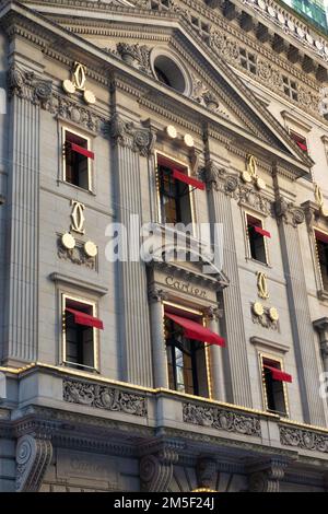 The Cartier Mansion con 2022 decorazioni per le vacanze sulla Fifth Avenue, New York City, USA Foto Stock