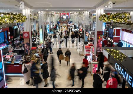 Gli acquirenti al piano principale del grande magazzino di Macy's durante la stagione delle festività, New York City, USA 2022 Foto Stock