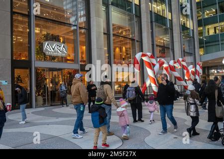 Gigantesche canne di caramelle si trovano davanti al ristorante Avra Estiatorio del Rockefeller Center, New York City, USA 2022 Foto Stock