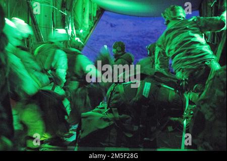 I membri delle forze dell'operazione speciale norvegesi saltarono dalla parte posteriore di un MC-130J Commando II assegnato alla 352d Special Operations Wing, durante un salto notturno sulla Norvegia, 9 marzo 2022. Gli aerei e gli aerei assegnati alla SOW 352 hanno partecipato all'esercizio Cold Response '22 fornendo il trasporto per merci e personale per un totale di 27 nazioni e circa 30.000 truppe in tutta la Norvegia. Foto Stock