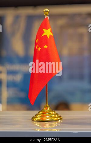 Bandiera della Cina a Golden flagpole Foto Stock