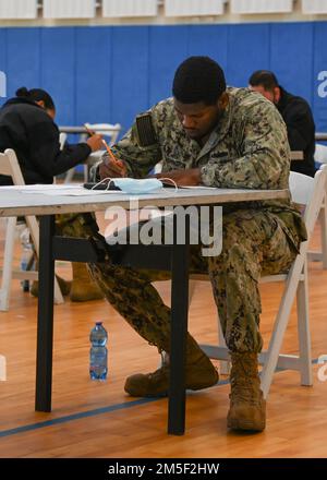 220310-N-GK686-1038 STAZIONE AERONAVALE SIGONELLA, Italia (10 marzo 2022) -- Specialista culinario 2nd Classe Taron Washington prende l'esame di avanzamento e-6 in tutta la Marina sulla Stazione aeronavale Sigonella, 10 marzo 2022. La posizione strategica di NAS Sigonella consente alle forze nazionali degli Stati Uniti, alleate e partner di implementare e rispondere come richiesto per garantire sicurezza e stabilità in Europa, Africa e comando centrale. Foto Stock