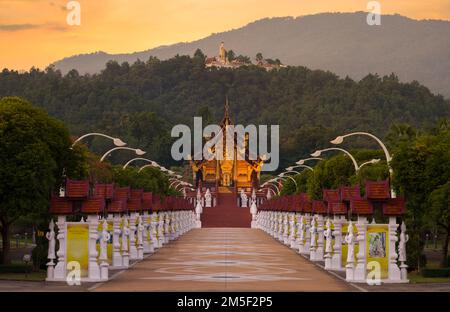 Chiang mai, Thailandia. 9 novembre 2022. Royal Flora Ratchaphruek Park il tempio del Grand Pavilion ingresso strada (Hor Kam Luang). Foto Stock