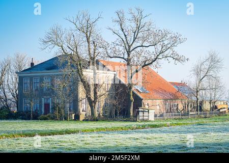 Grande antico palazzo nella campagna olandese in una fredda e soleggiata mattinata d'inverno Foto Stock