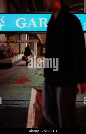 Persone anonime che camminano di notte Foto Stock