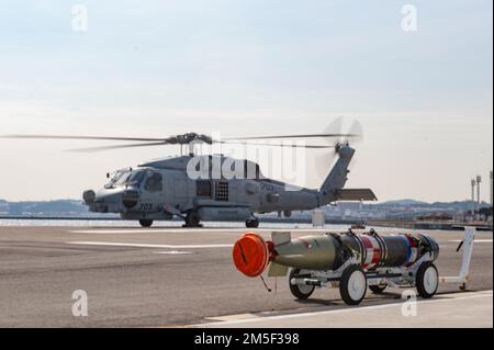 YOKOSUKA, Giappone (10 marzo 2022) Un MK 54 leggero Torpedo è sul asfalto in preparazione per il montaggio su un MH-60R Sea Hawk, attaccato ai “Saberhawks” di Helicopter Maritime Strike Squadron (HSM) 77, durante un esercizio di addestramento al Comandante, Fleet Activities Yokosuka. Il modello MK 54 è un siluro inerte da training progettato per essere recuperato e riutilizzato per gli esercizi di training. HSM-77 è attaccato al comandante, Task Force 70 e schierato in avanti nella zona di responsabilità della flotta degli Stati Uniti 7th a sostegno di un libero e aperto Indo-Pacific. Foto Stock