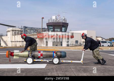 YOKOSUKA, Giappone (10 marzo 2022) marinai assegnati ai “Saberhawks” di Helicopter Maritime Strike Squadron (HSM) 77 trasportano un MK 54 leggero Torpedo in preparazione per il montaggio su un MH-60R Sea Hawk durante un esercizio di addestramento al Comandante, Fleet Activities Yokosuka. Il modello MK 54 è un siluro inerte da training progettato per essere recuperato e riutilizzato per gli esercizi di training. HSM-77 è attaccato al comandante, Task Force 70 e schierato in avanti nella zona di responsabilità della flotta degli Stati Uniti 7th a sostegno di un libero e aperto Indo-Pacific. Foto Stock