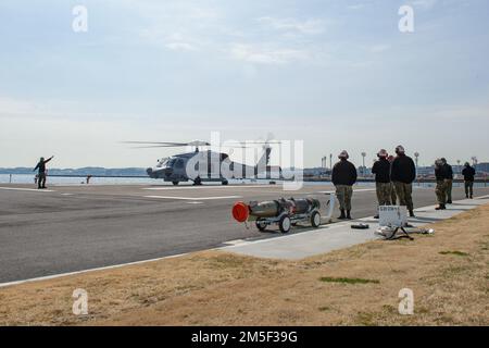 YOKOSUKA, Giappone (10 marzo 2022) i marinai assegnati ai “Saberhawks” di Helicopter Maritime Strike Squadron (HSM) 77 si preparano a montare un MK 54 leggero Torpedo su un MH-60R Seahawk durante un esercizio di addestramento al Comandante, Fleet Activities Yokosuka. Il modello MK 54 è un siluro inerte da training progettato per essere recuperato e riutilizzato per gli esercizi di training. HSM-77 è attaccato al comandante, Task Force 70 e schierato in avanti nella zona di responsabilità della flotta degli Stati Uniti 7th a sostegno di un libero e aperto Indo-Pacific. Foto Stock