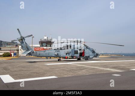 YOKOSUKA, Giappone (10 marzo 2022) un falco marino MH-60R, attaccato ai “Saberhawks” dell’elicottero Maritime Strike Squadron (HSM) 77, si prepara a decollare con un Torpedo leggero MK 54 durante un esercizio di addestramento al Comandante, Fleet Activities Yokosuka. Il modello MK 54 è un siluro inerte da training progettato per essere recuperato e riutilizzato per gli esercizi di training. HSM-77 è attaccato al comandante, Task Force 70 e schierato in avanti nella zona di responsabilità della flotta degli Stati Uniti 7th a sostegno di un libero e aperto Indo-Pacific. Foto Stock