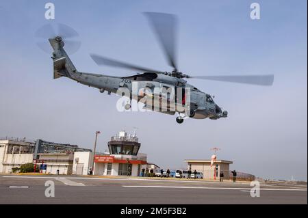 YOKOSUKA, Giappone (10 marzo 2022) un falco marino MH-60R, attaccato ai “Saberhawks” di Helicopter Maritime Strike Squadron (HSM) 77, parte Commander, attività della flotta Yokosuka con un MK 54 leggero Torpedo durante un esercizio di allenamento. Il modello MK 54 è un siluro inerte da training progettato per essere recuperato e riutilizzato per gli esercizi di training. HSM-77 è attaccato al comandante, Task Force 70 e schierato in avanti nella zona di responsabilità della flotta degli Stati Uniti 7th a sostegno di un libero e aperto Indo-Pacific. Foto Stock