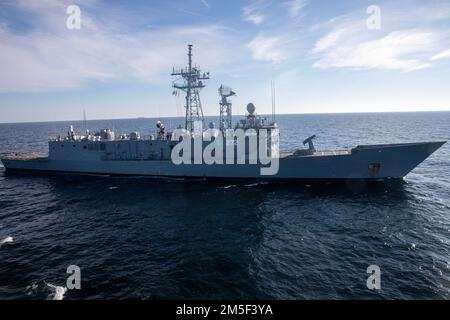 220310-N-CF580-0133 MAR BALTICO (10 marzo 2022) Polacco Oliver Hazard Perry-class Frigate missili guidati ORP Generał Kazimierz Pułaski (FFG 272) partecipa a esercitazioni di manovra con la nave di pattuglia offshore polacca ORP Ślązak (241) e i cacciatorpediniere missili guidati Arleigh Burke USS Forrest Sherman (DDG 98) e DUSS Donald Cook, DG 75 marzo 10. La USS Forrest Sherman (DDG 98) viene distribuita nel teatro europeo delle operazioni e partecipa a una serie di attività marittime a sostegno degli Stati Uniti Sesta flotta e alleati della NATO. Foto Stock