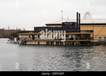 La barca a pale del ristorante Miller & carter Steakhouse cominciò a prendere l'acqua il 23rd dicembre e si stabilì completamente sul fondo del lago a Lakeside Foto Stock