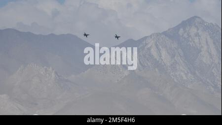 CHINA LAKE, California- Air Test and Evaluation Squadron Nine (VX-9) ha tenuto un cambiamento aereo di cerimonia di comando sopra Naval Air Weapons Station China Lake, marzo 10. Foto Stock