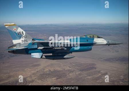 Un F-16C Fighting Falcon volato dal maggiore Douglas Mayo, pilota assegnato allo Squadrone Aggressor 64th, ritorna alla base dell'aeronautica militare di Nellis dopo aver partecipato a una missione Red Flag-Nellis 22-2 il 20 marzo 2022, sul campo di prova e addestramento del Nevada. Gli esercizi a bandiera rossa addestrano piloti e equipaggi aerei insieme per costruire una forza di coalizione più letale, resiliente e adattabile. Foto Stock