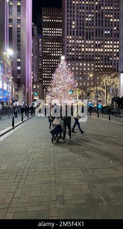 New York, NY, USA - 13 dicembre 2022: Vista dell'albero di Natale del Rockefeller Center Foto Stock