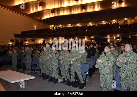 I marinai del Teatro Ross della base navale di Great Lakes accolgono il vincitore della medaglia d'onore Sgt. Allen James Lynch, veterano della guerra del Vietnam. La Medaglia d’onore è la decorazione militare più alta e prestigiosa della nostra nazione ed è stata presentata a circa 3.500 destinatari dalla sua fondazione durante la guerra civile. Foto Stock