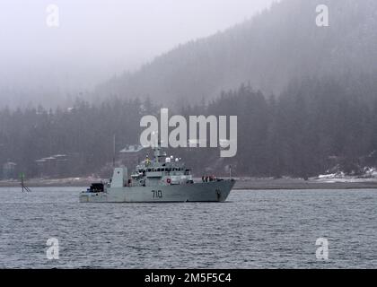 La nave da difesa costiera canadese di classe Kingston, la nave canadese Brandon di Her Majesty, attraversa il canale di Gastineau fino agli Stati Uniti Coast Guard Station Juneau, Alaska, 10 marzo 2022, durante l'esercizio ARCTIC EDGE 2022 (AE22). AE22 è un esercizio difensivo per gli Stati Uniti Northern Command e forze armate canadesi per dimostrare ed esercitare la nostra capacità di dispiegarsi e operare rapidamente nell'Artico. Foto Stock