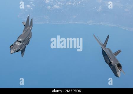 Due F-35A Lightning IIS della 354th Fighter Wing, Eielson Air Force base, Alaska, partono da un KC-135 Stratotanker assegnato al 117th Air Refueling Squadron, Forbes Field Air National Guard base, Kansas, sull'Indo-Pacific, 10 marzo 2022. Pacific Air Forces utilizza vari aerei per mantenere una posizione teatrale flessibile per migliorare la sua capacità di fornire al Dipartimento della Difesa opzioni per sostenere i nostri alleati e partner in un libero e aperto Indo-Pacifico. Foto Stock