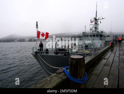 La nave da difesa costiera canadese di classe Kingston, la nave canadese Her Majesty's Brandon, ferma sul molo degli Stati Uniti Coast Guard Station Juneau, Alaska, 10 marzo 2022, durante l'esercizio ARCTIC EDGE 2022 (AE22). AE22 è un esercizio difensivo per gli Stati Uniti Northern Command e forze armate canadesi per dimostrare ed esercitare la nostra capacità di dispiegarsi e operare rapidamente nell'Artico. Foto Stock