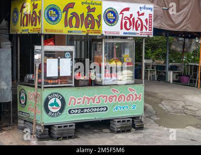 SAMUT PRAKAN, THAILANDIA, 14 2022 NOVEMBRE, un chiosco di strada offre cibo tradizionale tailandese - noodle, polpette e zuppa Foto Stock